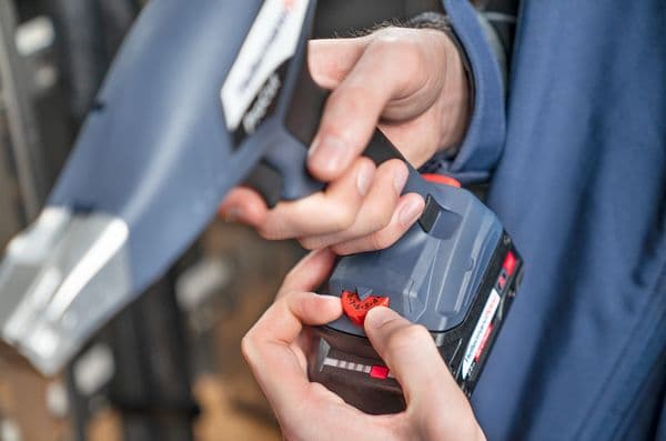 Battery-powered tool for tensioning and cutting cable ties 2