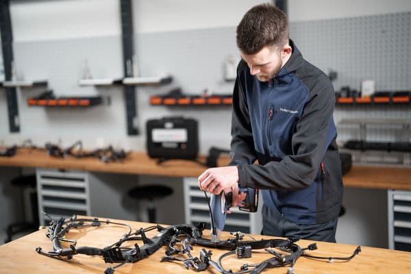 Battery-powered tool for tensioning and cutting cable ties 3