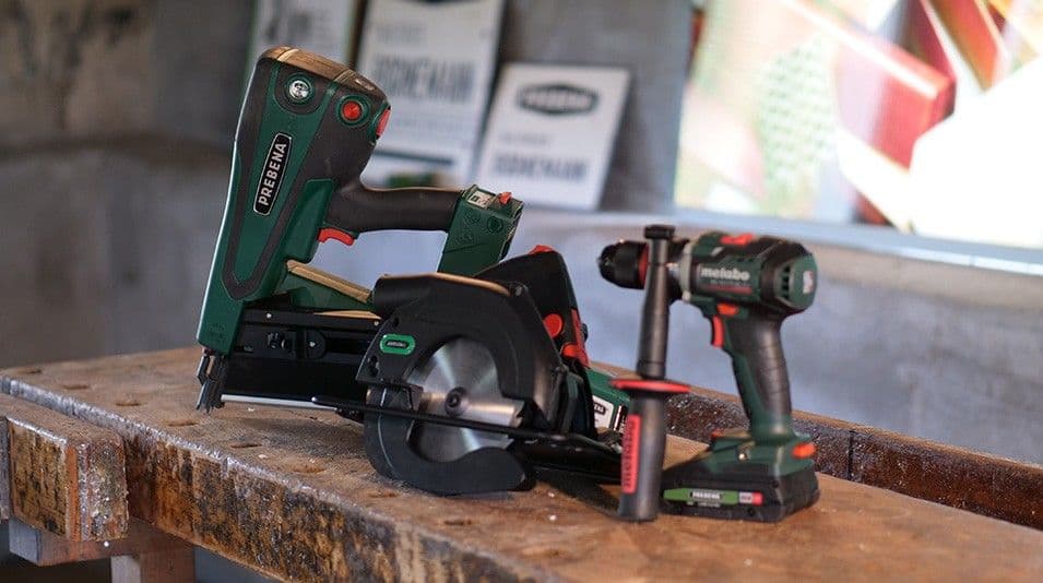 SET PER COSTRUZIONI IN LEGNO-RKP - Contenuto del set: chiodatrice ibrida PKT-8-RKP100, sega circolare portatile a batteria e trapano a batteria 4